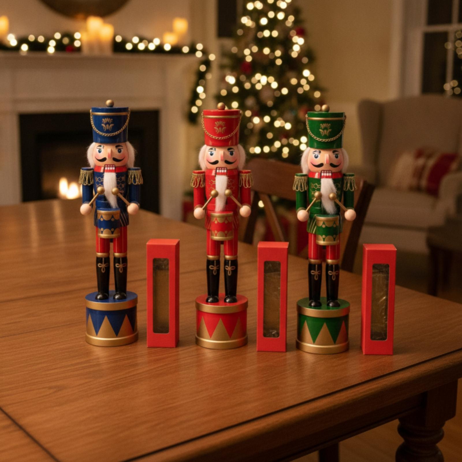Nutcracker Figurine - シマ材の木製兵士くるみ割り人形、手作りのクリスマスデコレーション、本棚や玄関、パーティーの背景に。