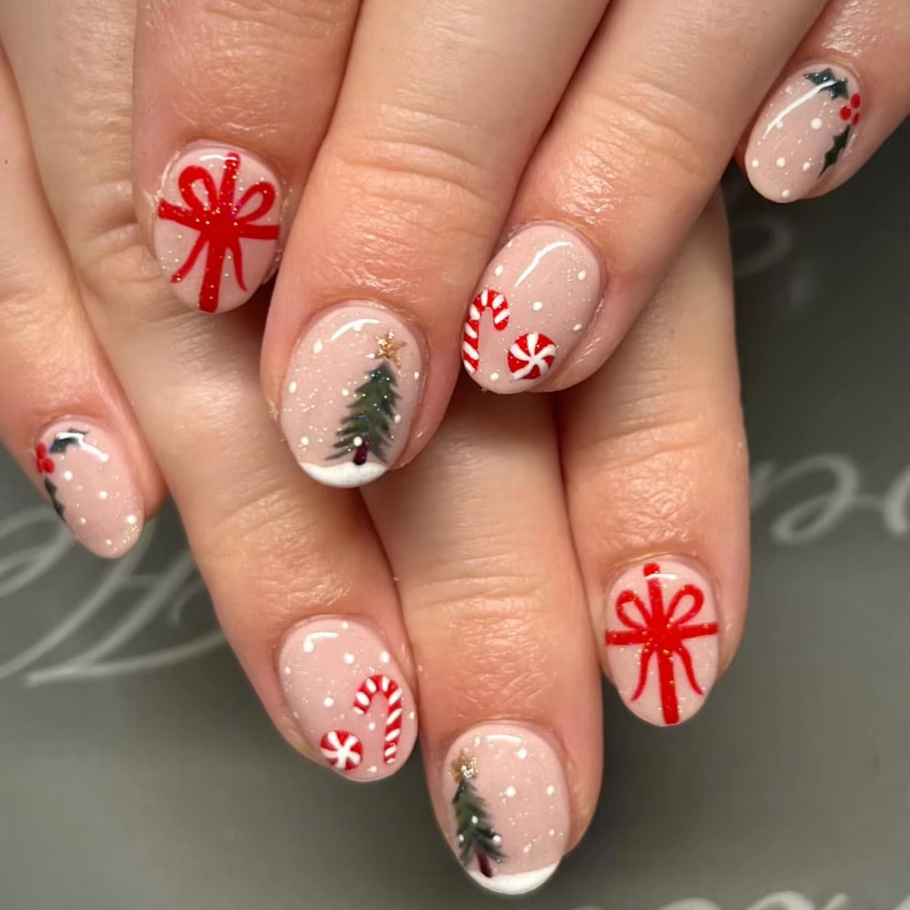 Christmas Tree Artificial - クリスマス柄の短い丸型つけ爪。赤いリボン、ツリー、キャンディケーン、ホリー、ベリーの模様。繰り返し使えて、簡単に装着できる女性用つけ爪。