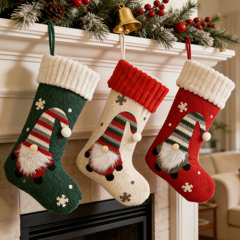 Christmas Stocking Hanging - 大きな顔のない老人のクリスマスストッキング、クリスマスツリーの暖炉に飾るオーナメント、お祝いのキャンディギフトバッグ、ホリデーデコレーション