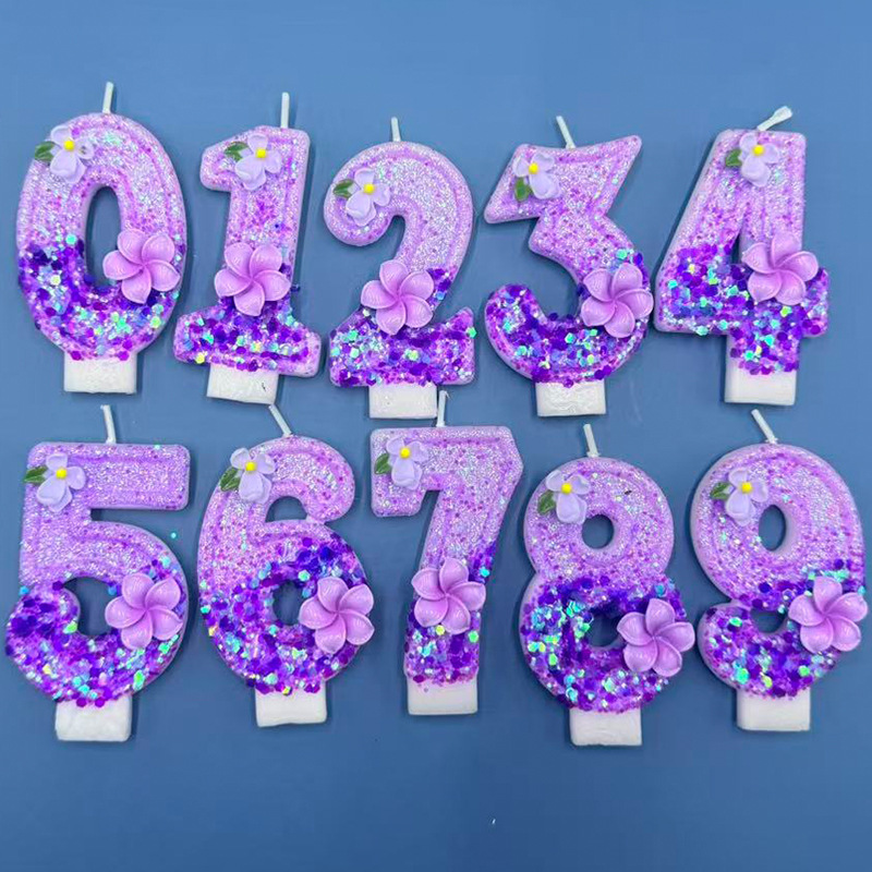 柔らかな深紫色のグラデーションが施された、紫色の花柄の装飾が - Holiday Candle Set のレビューと価格